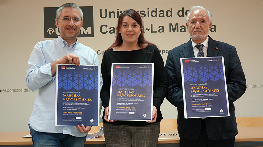 César Sánchez Ortiz, Miriam Castellanos y Pedro Roca presentan el concierto de marchas procesionales de la UCLM y Cruz Roja en el campus de Cuenca.