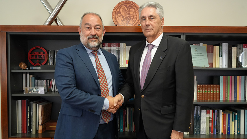 El rector de la UCLM, Julián Garde, y el rector de la Universidad de Alcalá de Henares, José Vicente Saz Pérez.