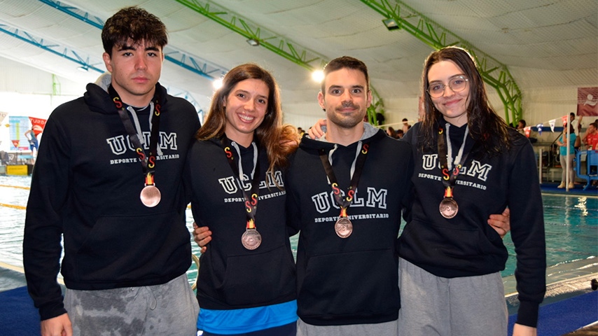 El equipo mixto de la UCLM, Israel Sánchez Infantes Hita y Aitor Machuca Pérez-Higueras consiguen medalla en el CEU de Natación.