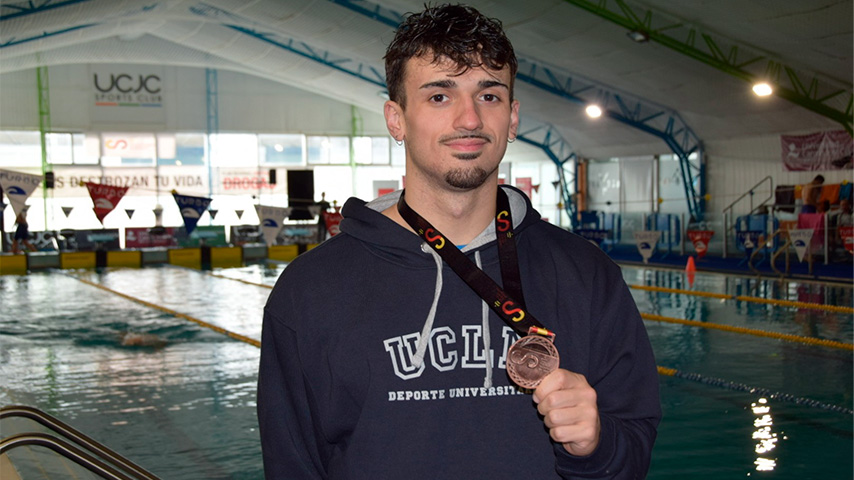 El equipo mixto de la UCLM, Israel Sánchez Infantes Hita y Aitor Machuca Pérez-Higueras consiguen medalla en el CEU de Natación.