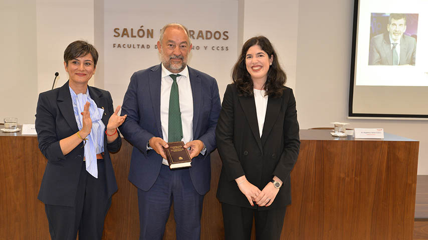 La UCLM recibe la biblioteca personal del profesor de Derecho del Trabajo José Enrique Serrano Martínez