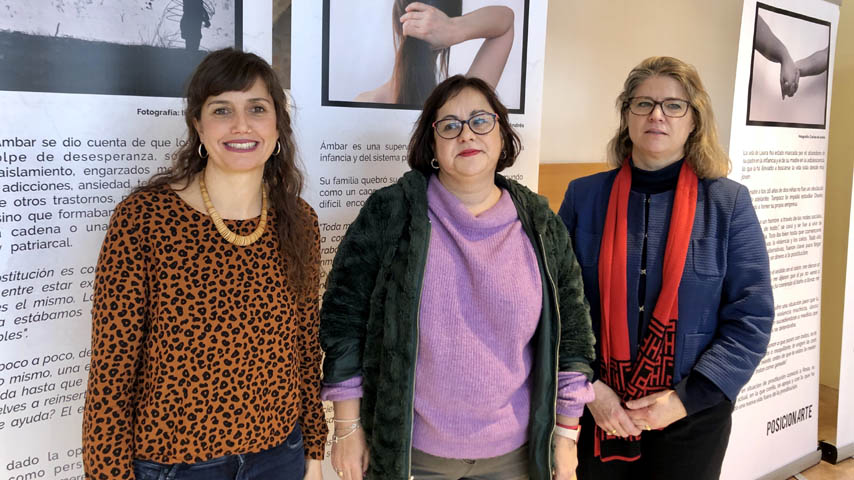 La técnica de Voluntariado y Movilización de la organización, Sarah Martínez Martín; la directora provincial de Igualdad, Manuela Nieto; y la directora académica del Vicerrectorado de Docencia, Ana Sanz