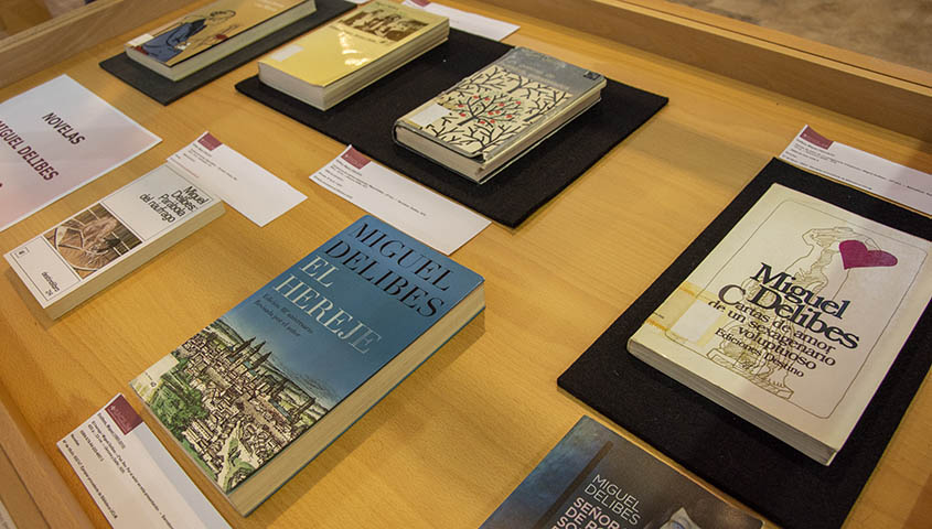 vitrina con libros de Miguel Delibes