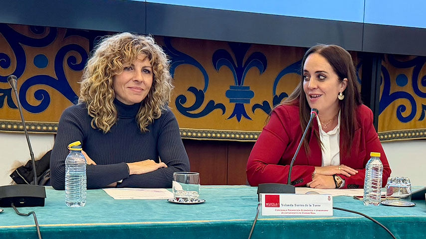 Yolanda Torres y Amaya Romero entregaron los reconocimentos a los y las estudiantes beneficiarios