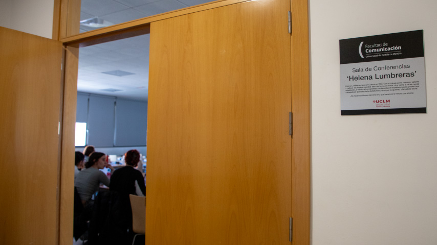 Placa en honor a la cineasta Helena Lumbreras.