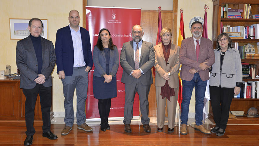Acto administrativo de toma de posesión nuevo profesor titular y reconocimiento al PTGAS por 25 años servicio de la sede de Almadén.