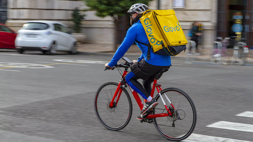 Un repartidor de la empresa Glovo en bicicleta