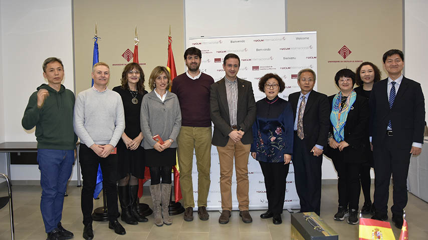 Miembros de la delegación de la Beijing Union University con los representantes de la UCLM