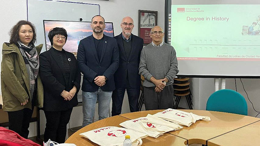 La delegación de la Beijing Union University en su visita a la Facultad de Letras