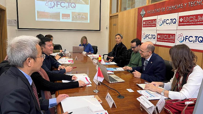 La delegación de la Beijing Union University en su visita a la Facultad de Ciencias y Tecnologías Químicas