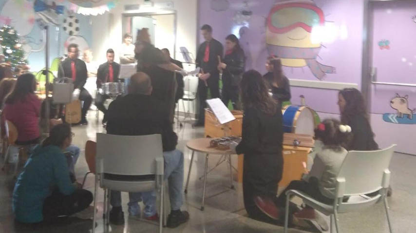 Interpretación musical de alumnos de la Facultad de Educación en el Hospital General Universitario de Ciudad Real.