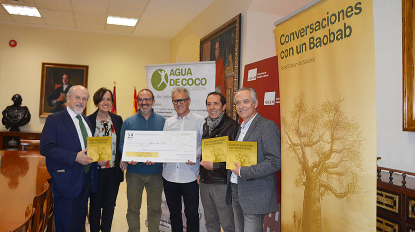 Cheque solidario por el libro 'Conversaciones con un Baobab'.