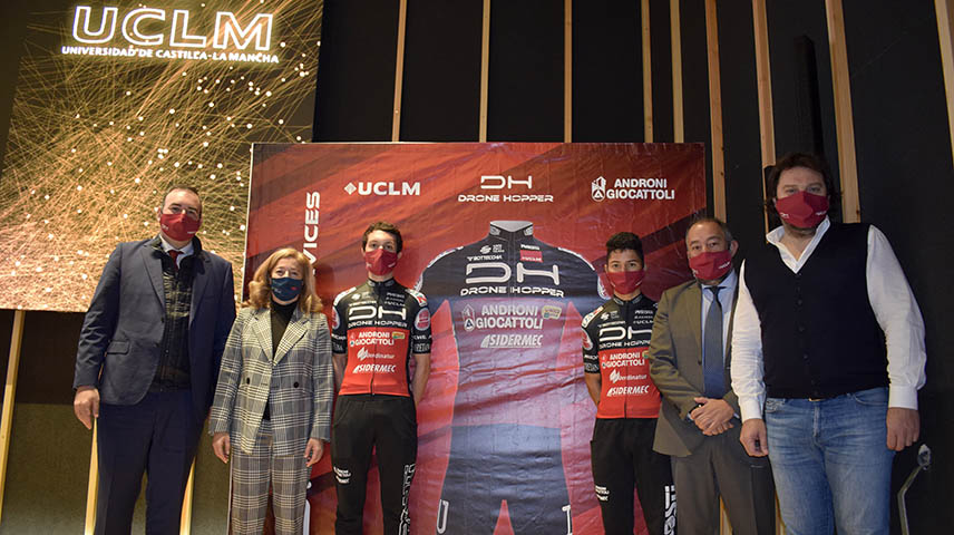 Entrega del maillot al equipo ciclista italiano