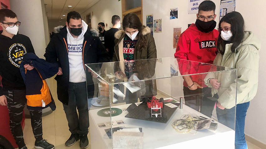 Varios estudiantes del IES Santa María de Alarcos visitan la exposición Bienvenidos a Materland