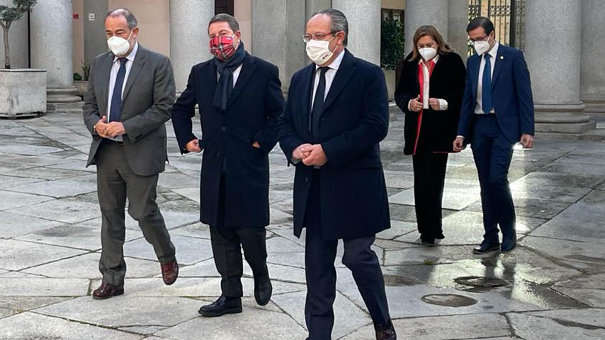 Julián Garde, García Page, el vicerrector Raúl Martín y consejeros.
