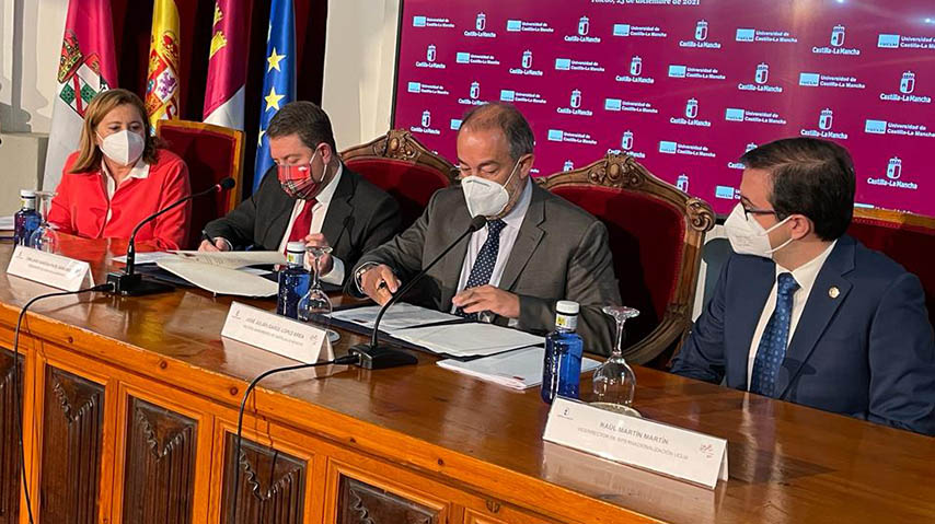 Julián Garde y García Page firman un convenio en Toledo