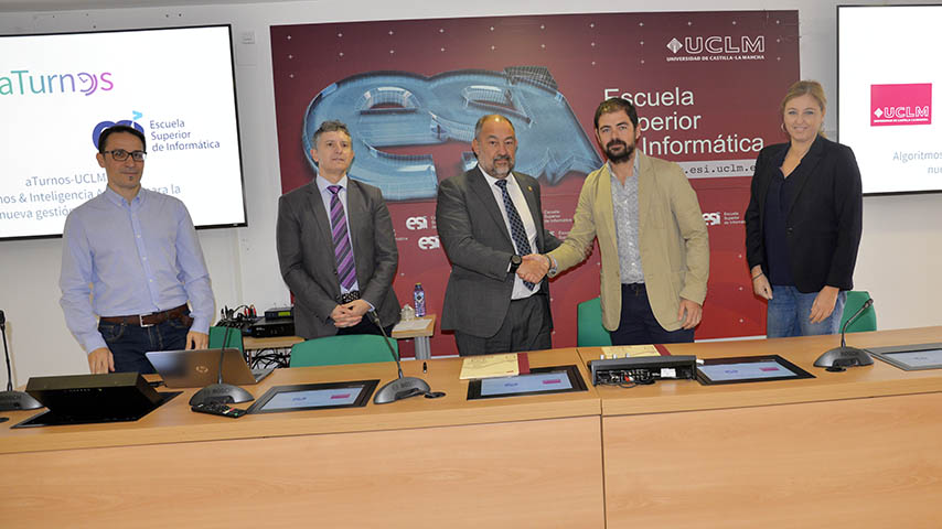 Firma de convenio para la creación del 'Aula aTurnos-UCLM: Algoritmos & Inteligencia Artificial para la nueva gestión de personal’.