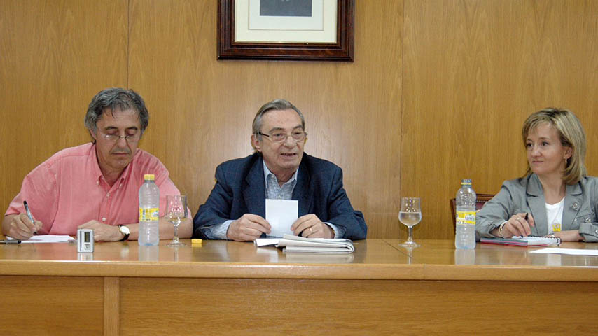Umberto Romagnoli, flanqueado por sus colegas y amigos Antonio Baylos y María José Romero