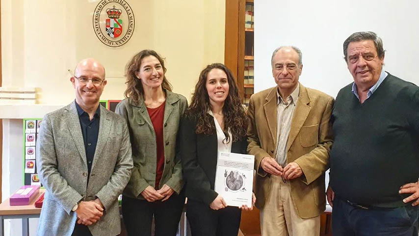 La doctora Diana Moreno García -centro- junto a su director de tesis, Antonio Mateos (izquierda) y el tribunal