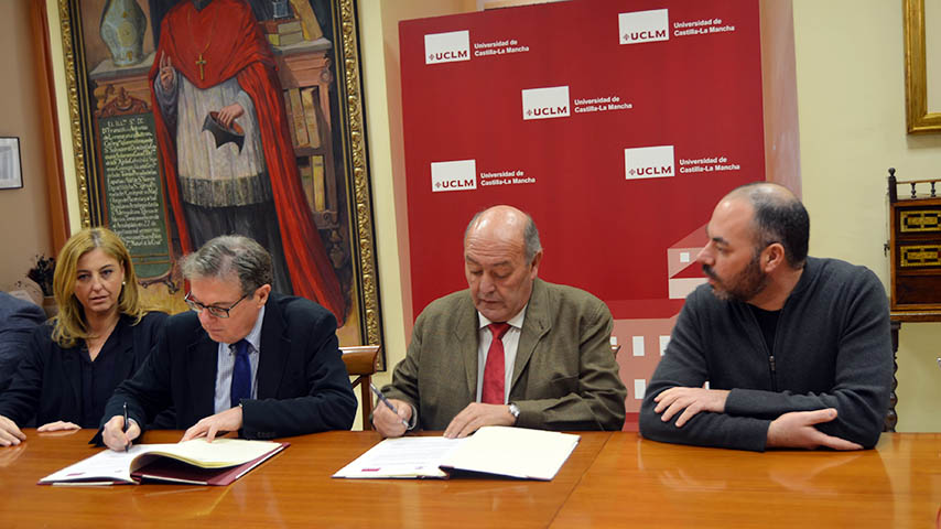 Firma del convenio entre la UCLM y la Asociación para la Promoción del Vino del Campo de Calatrava.