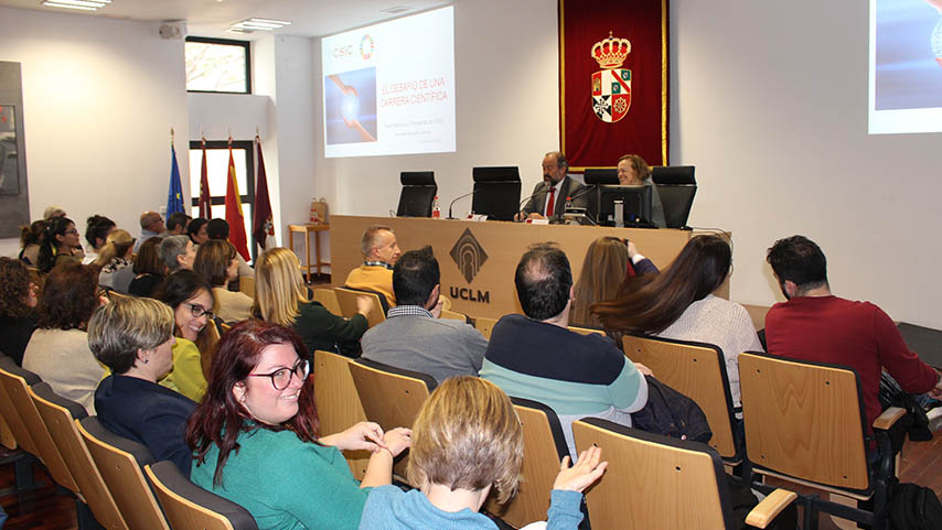 La presidenta del Consejo Superior de Investigaciones Científicas (CSIC), Rosa María Menéndez, en su visita a la UCLM