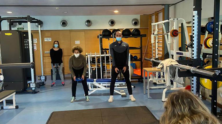 Varios voluntarios del proyecto Muévete hacen gimnasia 