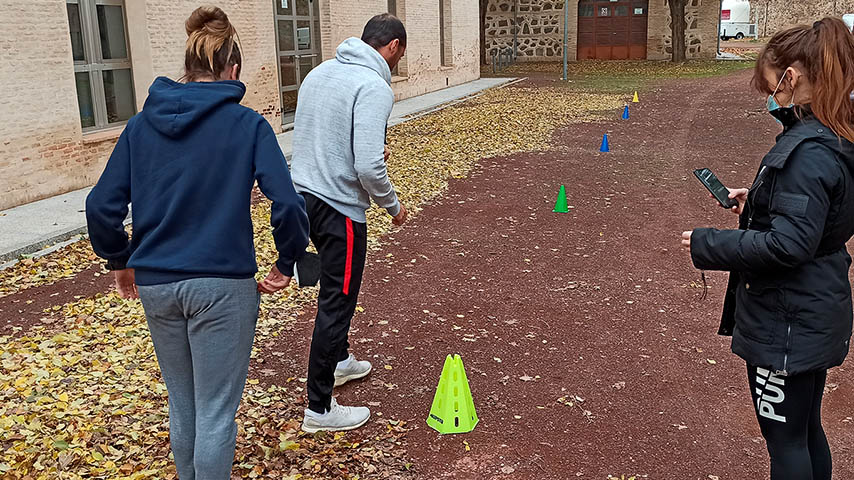 Dos voluntarios del  proyecto hacen una caminata por el Campus de Toledo