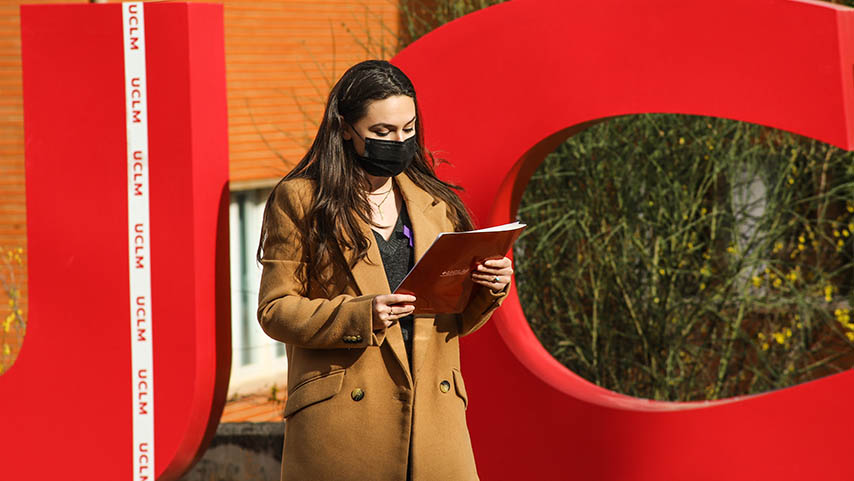 Una alumna con mascarilla en el Campus de Cuenca