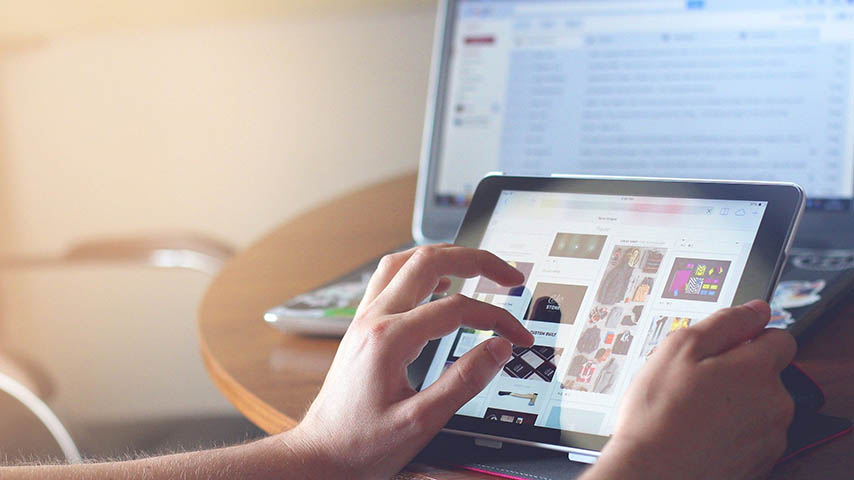 Una persona navega por internet con una tableta