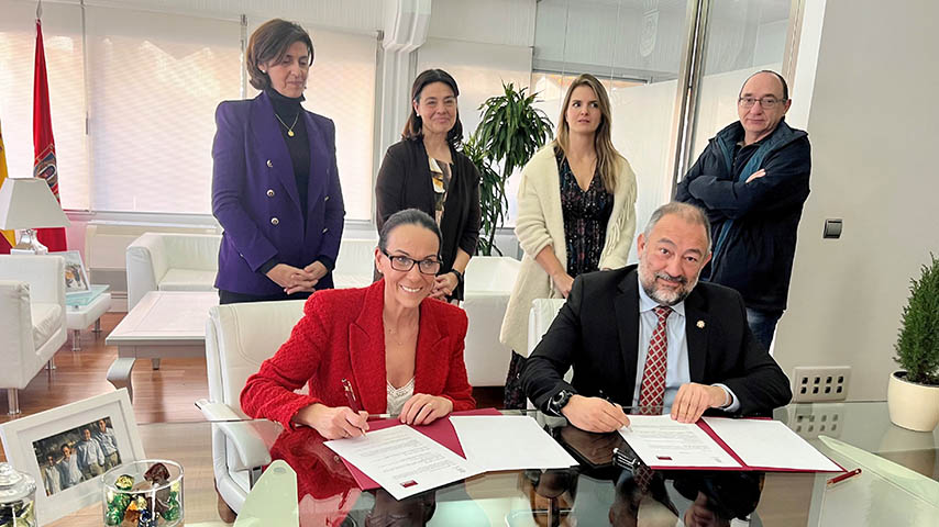 El rector y la alcaldesa firman el convenio