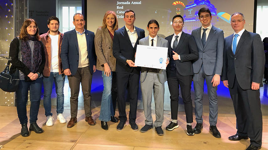 El equipo premiado, junto a responsables académicos e institucionales