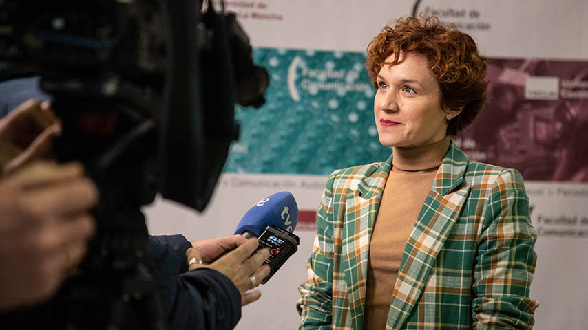 La profesora Belén Galletero atiende a los medios de comunicación