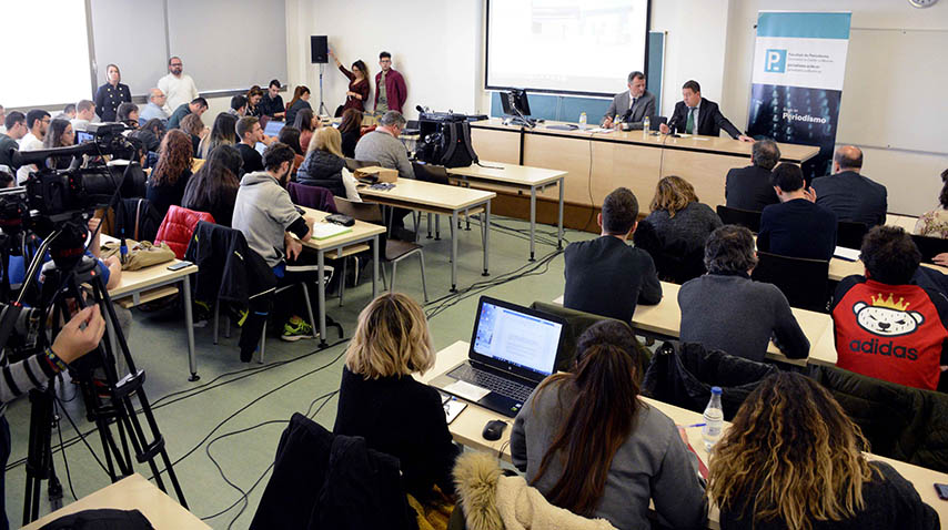 Ejercicio práctico con García-Page en la Facultad de Periodismo.