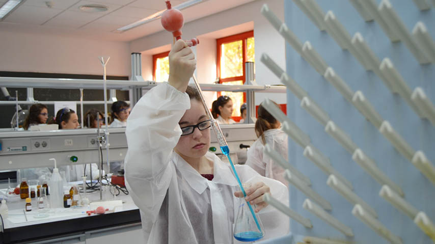 Estudiante de Secundaria en los laboratorios de la Facultad de Químicas.