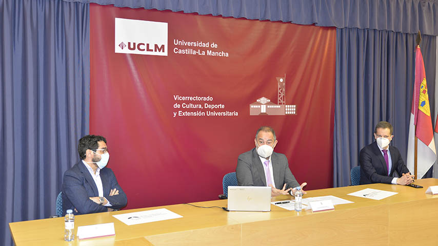 El consejero delegado de Incarlopsa, Clemente Loriente; el rector de la UCLM, Julián Garde; y el director general de Universidades, Ricardo Cuevas