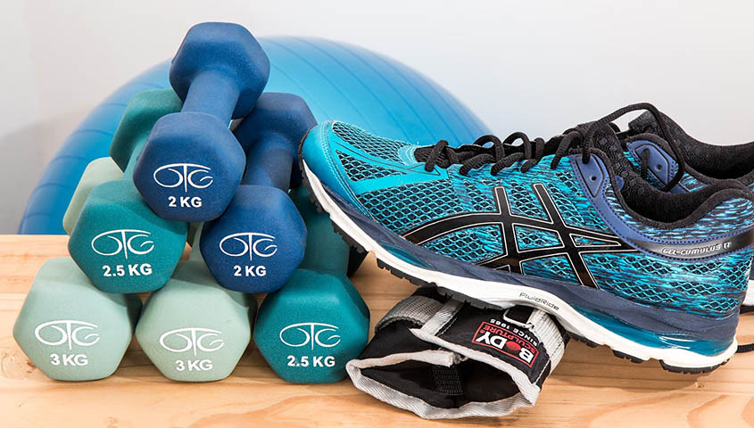 Pesas, pelota, zapatillas y otros accesorios para practicar deporte.