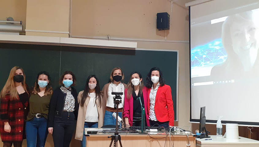 Mujeres participantes en una jornada sobre el sector energético para alumnos de Ingeniería.