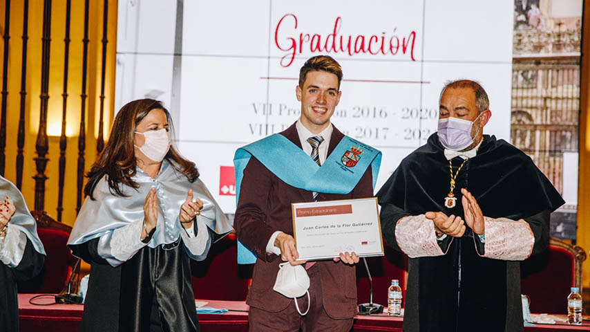 Juan Carlos de la Flor, en su graduación, flanqueado por la decana de Humanidades de Toledo y el rector de la UCLM