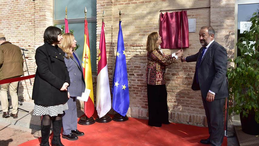 El rector y la consejera de Educación descubren la placa