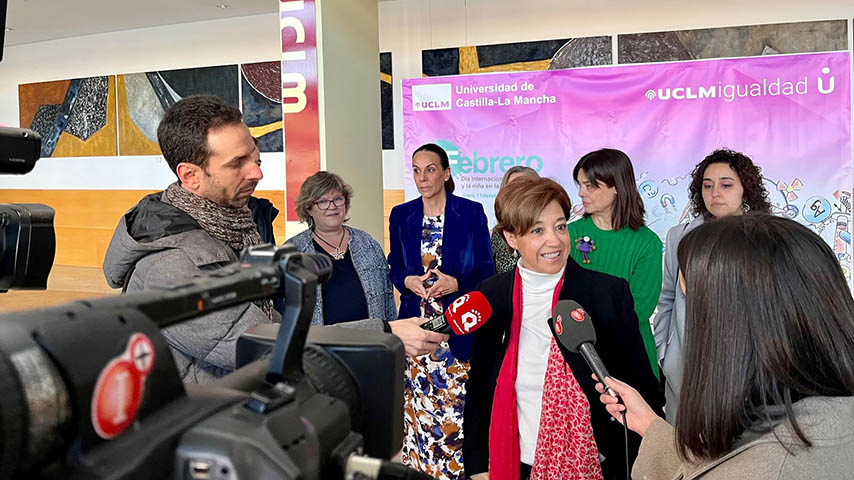 Carmen Díaz Mora atiende a la prensa