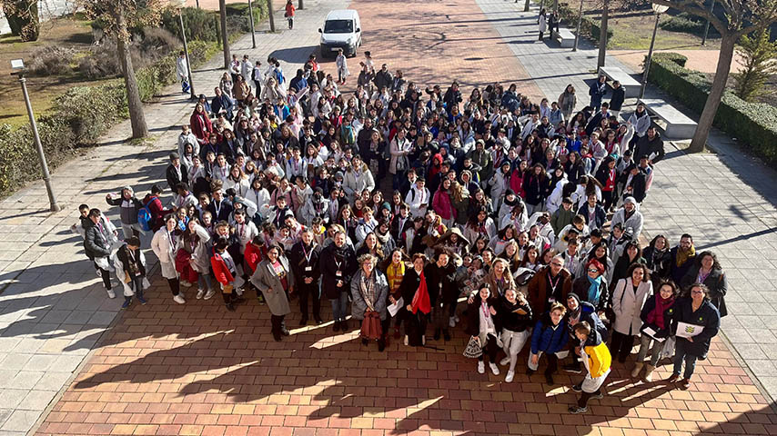 Foto de grupo de los y las escolares que participaron en la actividad 