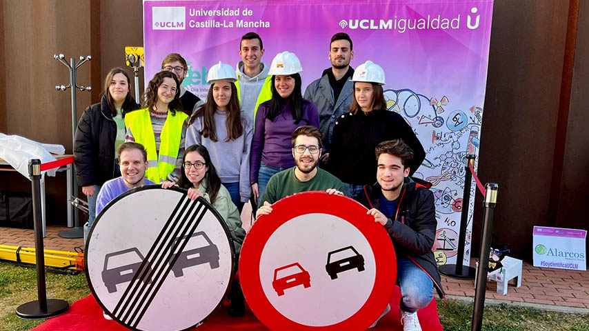 Estudiantes de ingeniería posan en el photocall por el Día Internacional de la Mujer y la Niña en la Ciencia