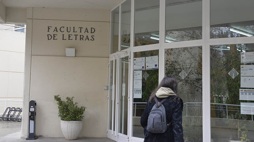 Elena Felíu, en el Aula de Poesía de la Facultad de Letras.