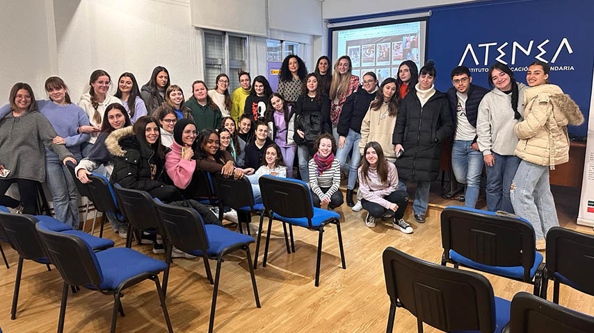 Imagen de grupo de estudiantes del Atenea y profesoras de la UCLM