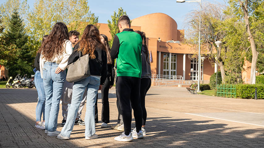 Un grupo de estudiantes en el Campus de Albacete