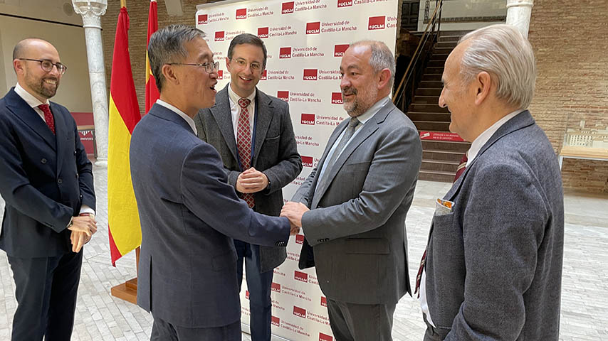El embajador de China visita la UCLM y asiste al concierto de Año Nuevo chino.
