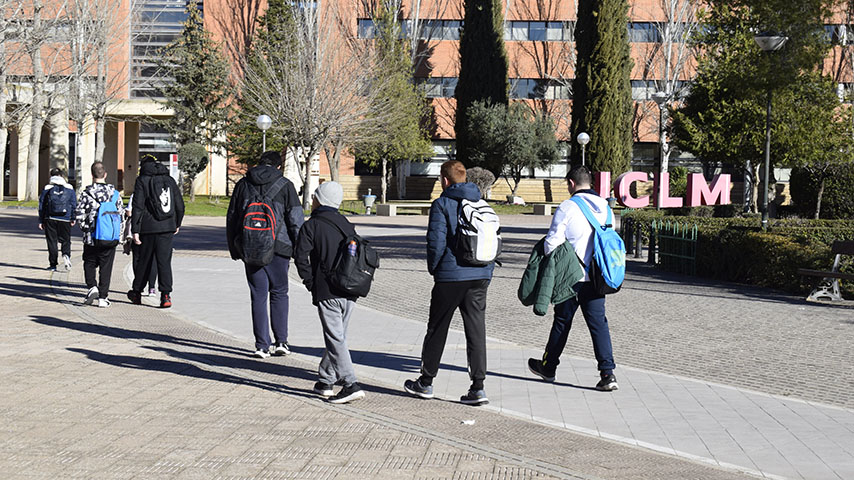 Un grupo de estudiantes en el Campus de Albacete