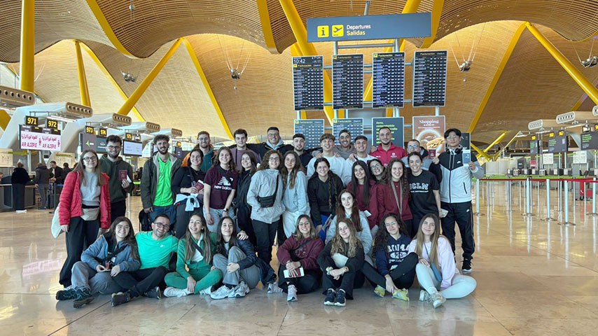 Un grupo de estudiantes de la Facultad de Educación en el aeropuerto para iniciar el viaje a las prácticas en el Sáhara