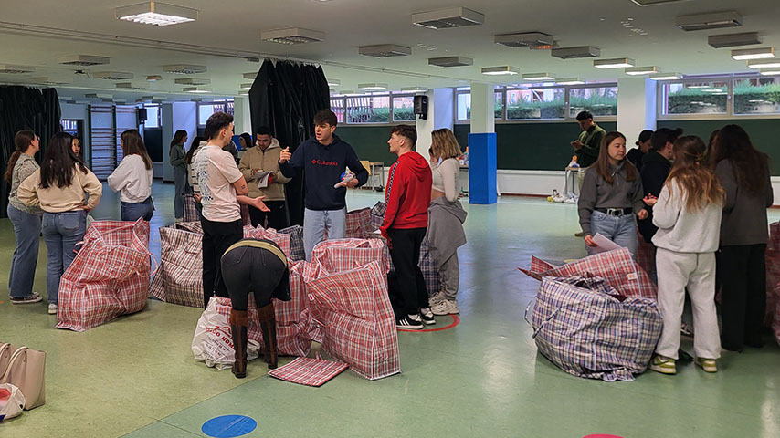 Los estudiantes que harán prácticas en el Sáhara preparan el material que llevarán a los campamentos