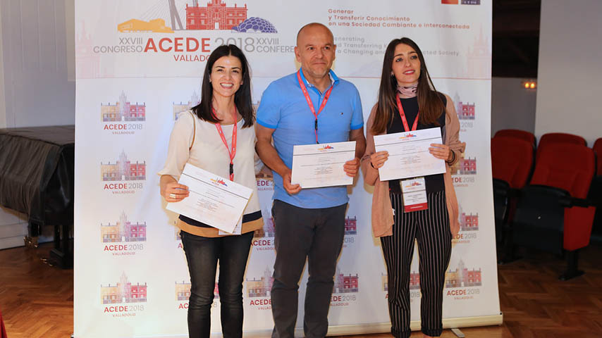 Los investigadores del grupo inCore, con el premio logrado en el Congreso de la Asociación Científica de Economía y Dirección de la Empresa.